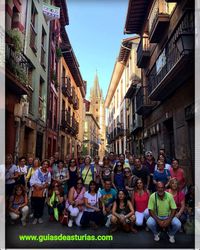 Calle Mon en Oviedo con la Torre de Santa Barbara al fondo